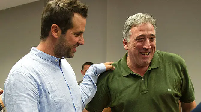 Aritz Ayesa, nuevo presidente de la Mancomunidad, es felicitado por Joseba Asirón, alcalde de Pamplona. EFE.