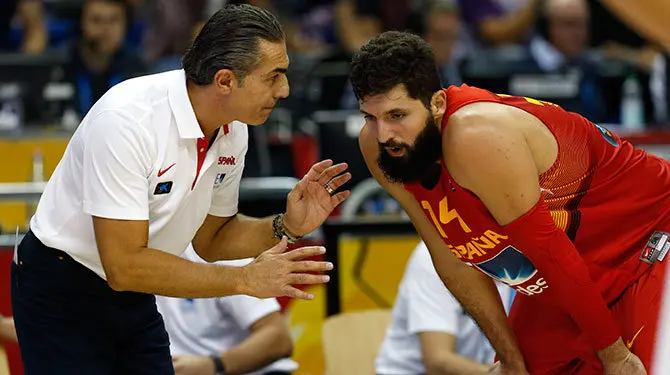 El seleccionador nacional Sergio Scariolo (i) conversa con el ala-pívot Nikola Mirotic, durante el partido del grupo B del Europeo 2015 entre Alemania y España. EFE