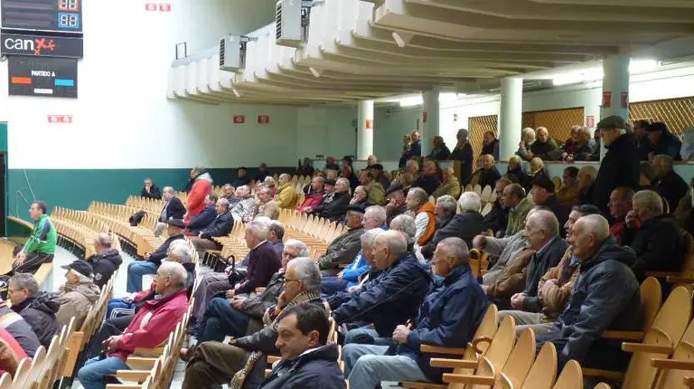 Espectadores en las butacas del frontón Labrit.