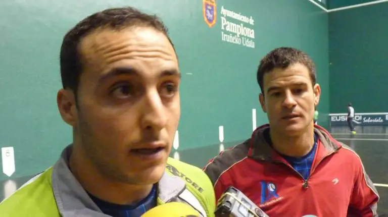 Los pelotaris navarros Irujo y Barriola en el frontón Labrit.