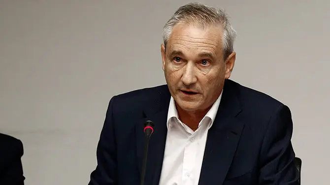 El consejero de Hacienda y Política Financiera, Mikel Aranburu, expone en comisión parlamentaria los objetivos y las líneas de trabajo que va a seguir su departamento en e