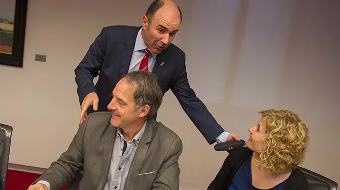 El vicepresidente primero y consejero de Desarrollo Económico, Manu Ayerdi (de pie-c), saluda a los parlamentarios de EH Bildu, Adolfo Araiz (sentado-i) y Aranzazu Izurdia