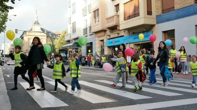 "Pedibús"en paso de cebra