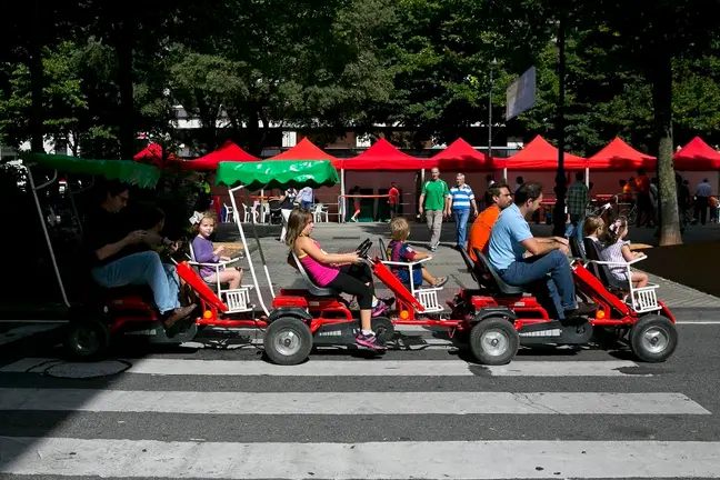 Un tren circula por un paso de peatones en un acto a favor de la movilidad.