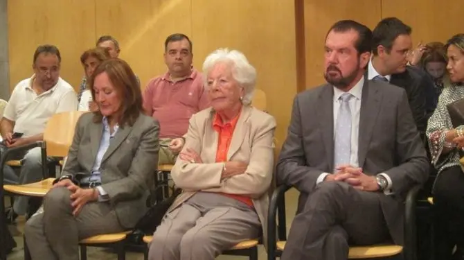 Henar Ortiz Álvarez, María del Carmen Álvarez del Valle (Menchu) y Jesús Ortiz Álvarez, en el banquillo de los acusados.