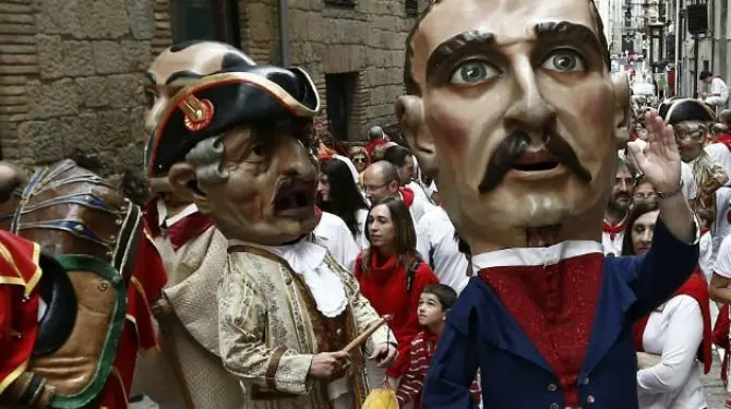 Cabezudos por las calles de Pamplona.