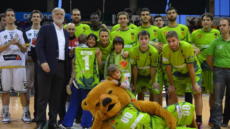 Aitor y su familia posan con Planasa.