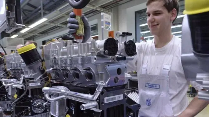 Trabajador en una fábrica de Volkswagen.