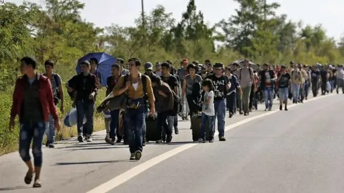Refugiados sirios en autopista de Estambul.