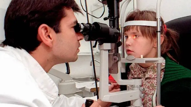 Una niña se somete a una revisión de la vista.