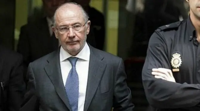 Rodrigo Rato, escoltado por la policía.