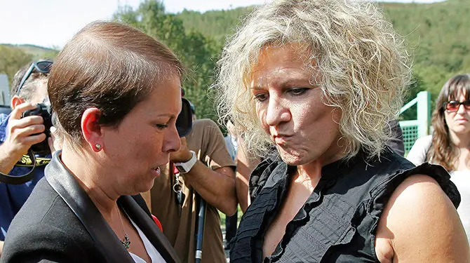 Uxue-Barkos-y-la-viuda-de-Juan-Carlos-Beiro,-María-José-Rama,-se-saludan-en-Leitza