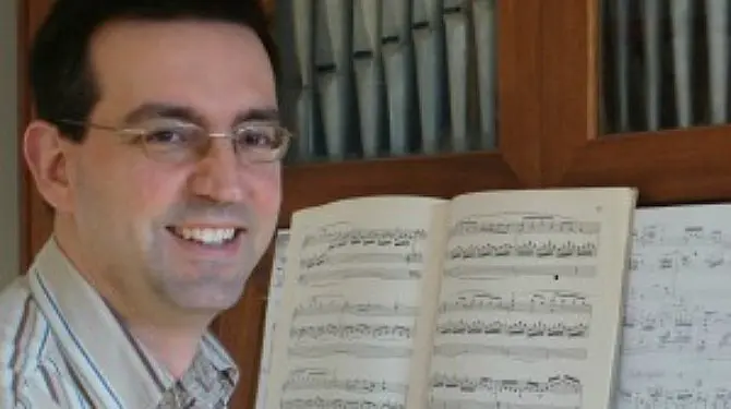 El Músico Raúl del Toro, posando junto a un órgano. (Conservatorio superior de música de Navarra).