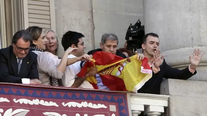 Bosch en el balcón del Ayuntamiento de Barcelona. Efe.