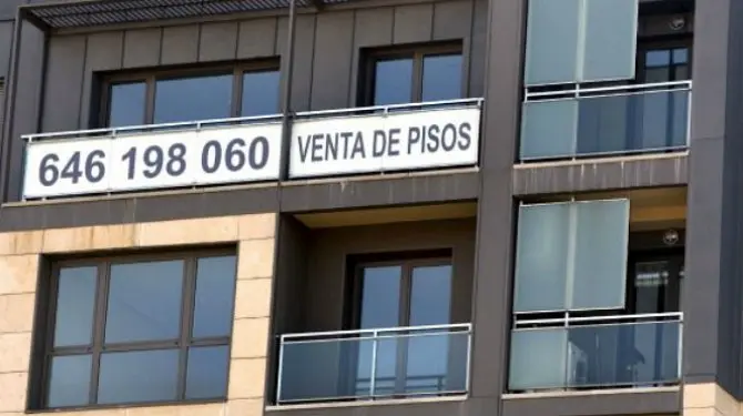 Un cartel de venta de pisos a la venta.  EFE