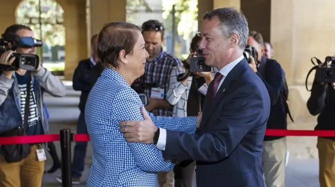 Barcos y Urkullu saludándose en su encuentro del viernes.