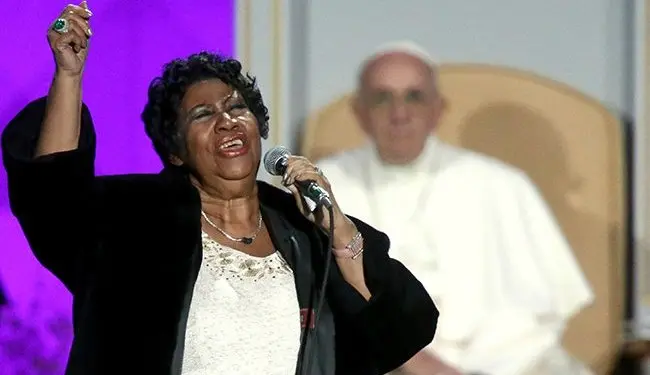 Aretha canta ante el Papa.