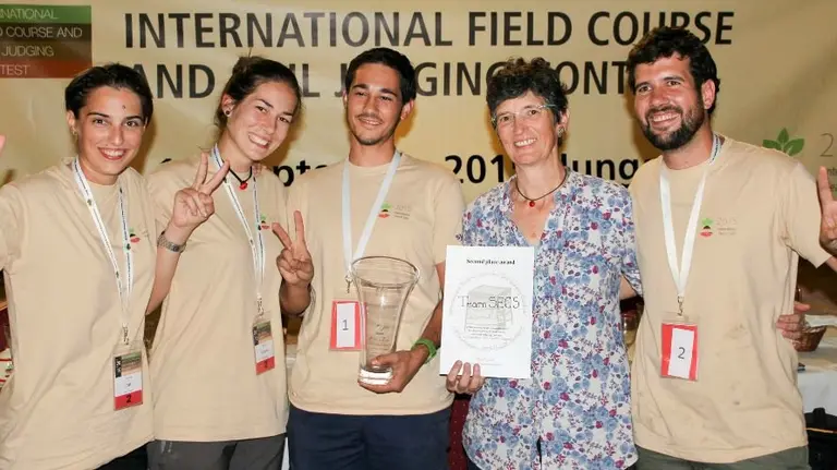 Irati Laiseca (izda) con su equipo en el momento de recoger el premio.