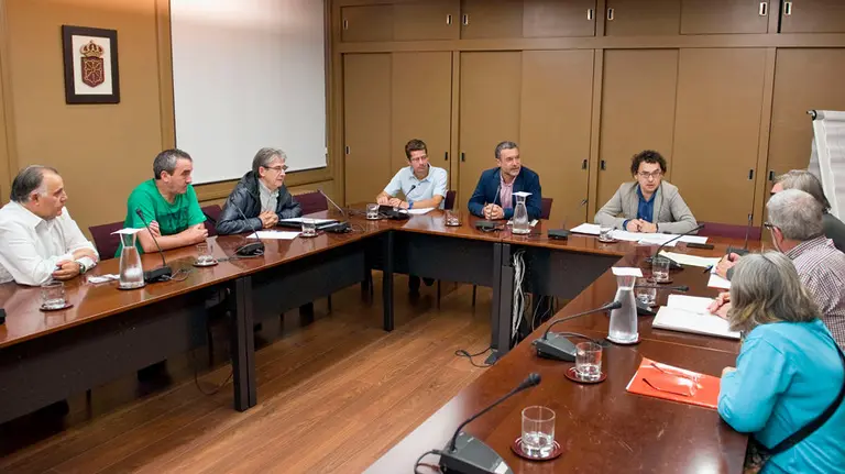 Reunión sobre el alquiler público.