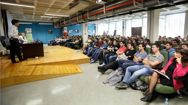 Público asistente en la UNAV.