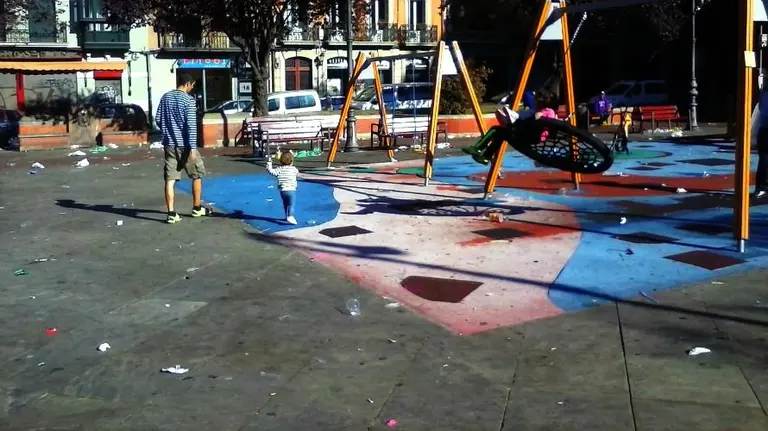 Plaza de San Francisco sin limpiar tras San Fermín Chiquito.
