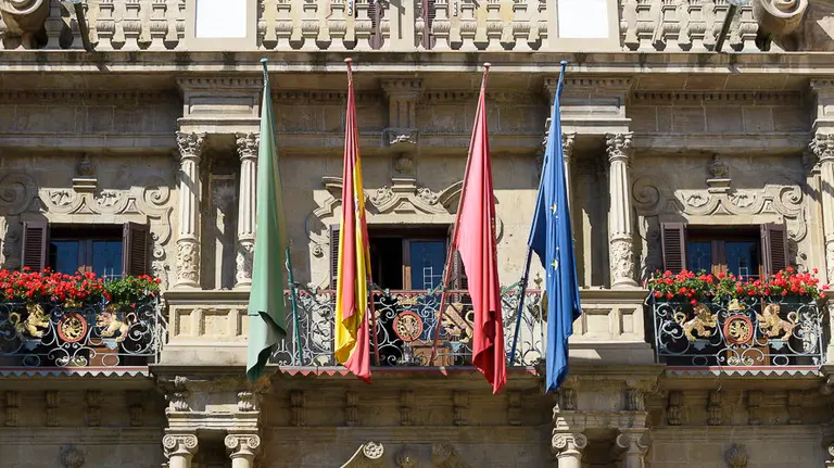 Ayuntamiento Pamplona, parte de un balcón con las banderas.