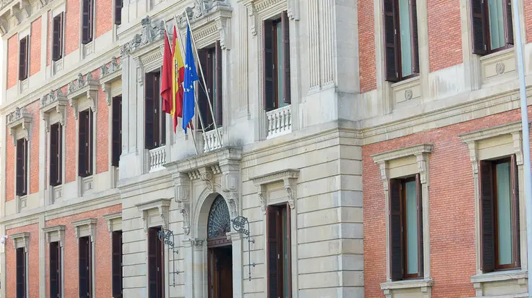 Parlamento Navarra Pamplona 02