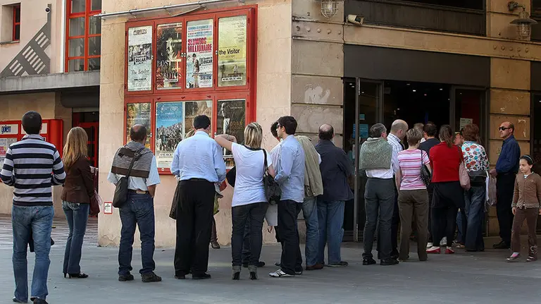 Colas para coger entradas en un cine de Pamplona.
