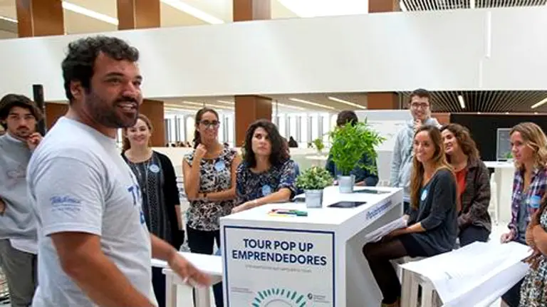 Jóvenes en el Edificio Amigos de la UNAV, preparando el Pop Up Emprendedores. /TWITTER