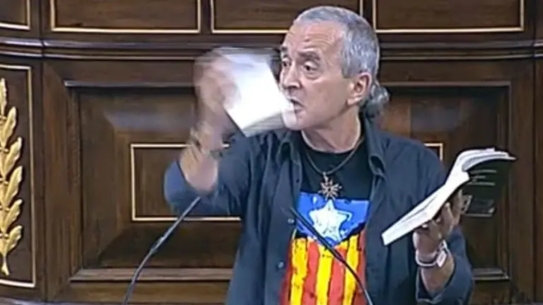 Sabino Cuadra rompiendo la Constitución. EUROPAPRESS.