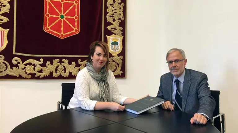 La presidenta del Parlamento de Navarra, Ainhoa Aznárez, y el fiscal superior de Navarra, José Antonio Sánchez Sánchez-Villares.