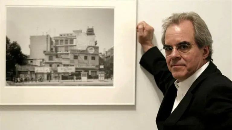 El fotógrafo madrileño Manolo Laguillo junto a una de sus fotografías. /EFE ARCHIVO
