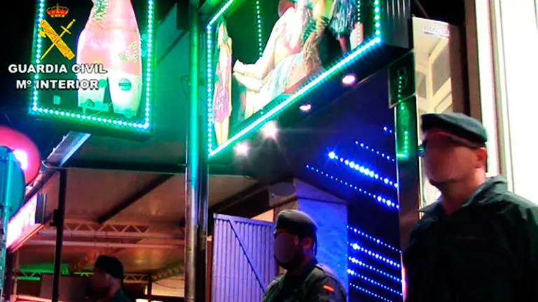 Guardia Civil en la puerta de un club de alterne en mallorca.