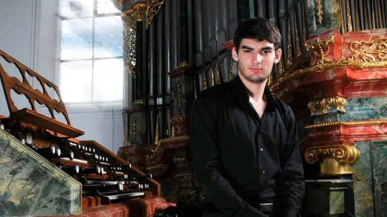 Aaron Ribas con el órgano por detrás. 