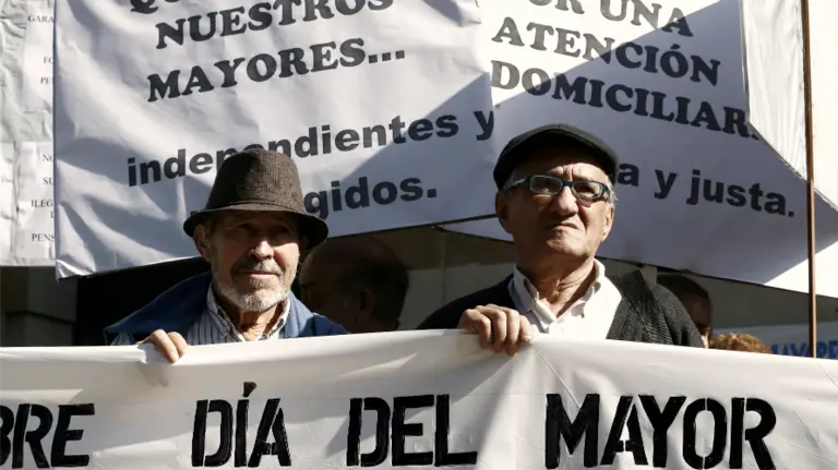 Unos 200 jubilados y pensionistas en el Día del Mayor. EFE