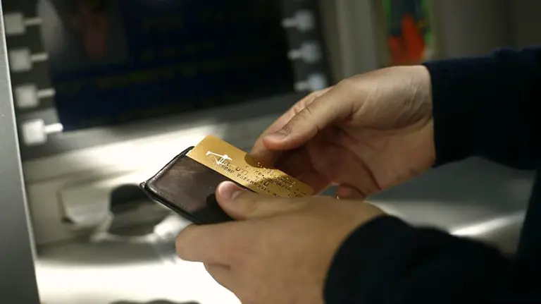 Un hombre retira dinero de un cajero. /EP