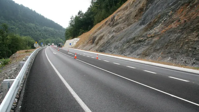 La N-121-A a su paso por Bera.