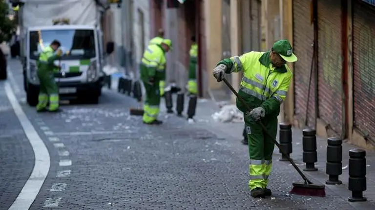 Carmena propone que los universitarios sean barrenderos ocasionales de Madrid. /EFE