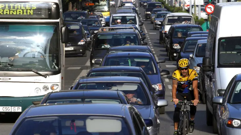 Tráfico en las calles de Pamplona.