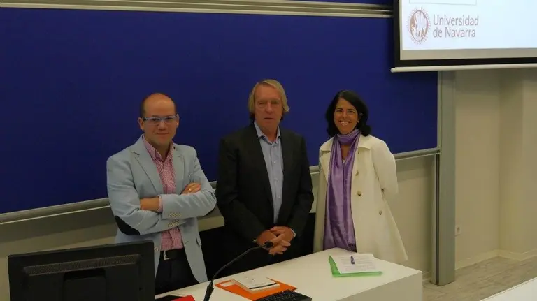 Presentación del libro con sus dos autores,  Mercedes Medina (dcha) y Enrique Guerrero (Izda).