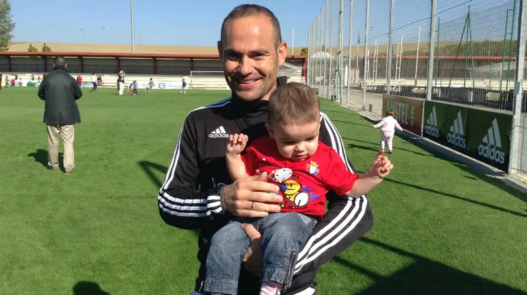 Nino sosteniendo a un joven aficionado en Tajonar.