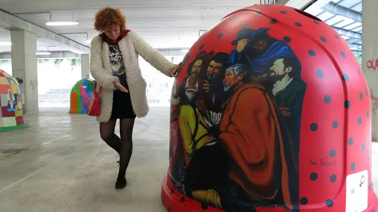 La campaña 'Sal de dudas' impulsa una acción creativa en los contenedores de vidrio para concienciar sobre el VIH/sida.