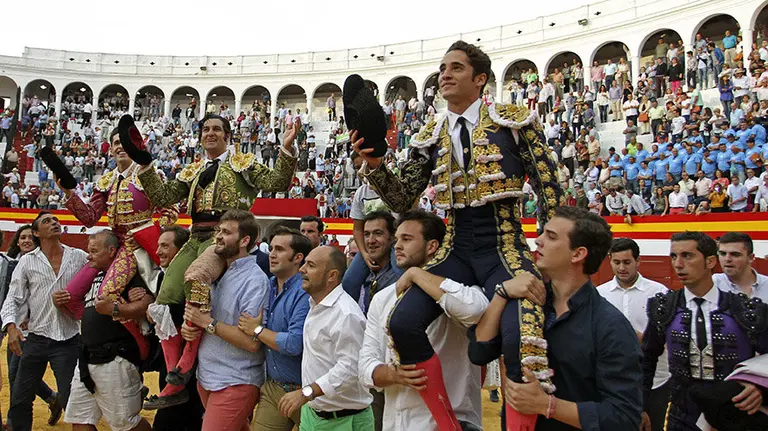 GRA247. ZAFRA (BADAJOZ), 03/10/2015.- Los diestros Morante de la Puebla (c), Alejandro Talavante (i) y Posada de Maravillas (d), que tomó la alternativa, salen por la puerta grande de la plaza de toros de Zafra tras la primera corrida de la feria de San Miguel de Zafra (Badajoz). EFE/Jero Morales