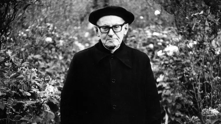 El padre Barandiaran, caminando en el monte.