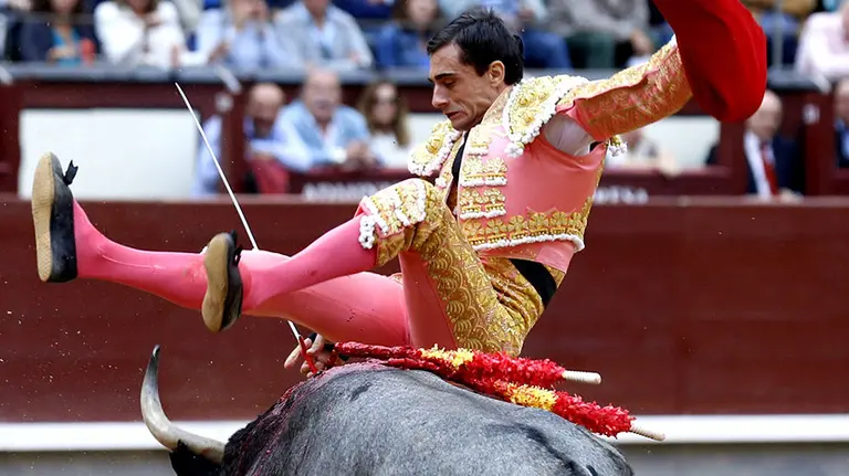 GRA183. MADRID, 04/10/2015.- El diestro Paco Ureña es cogido por su primero durante la tradicional corrida de Adolfo Martín que pone broche a la Feria de Otoño en Las Ventas, compartiendo cartel con Rafael Rubio "Rafaelillo" y Fernando Robleño. EFE/Sergio Barrenechea