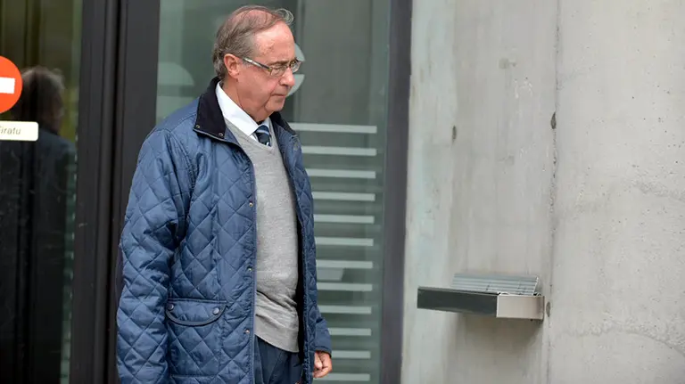 El exgerente de Osasuna, Ángel Luis Vizcay, a la salida de los juzgados de Pamplona. PABLO LASAOSA..