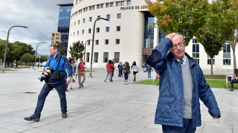 El exgerente de Osasuna, Ángel Luis Vizcay, a la salida de los juzgados de Pamplona.. PABLO LASAOSA.