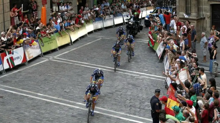 Vuelta ciclista en la Plaza del Ayuntamiento de Pamplona durante la primera etapa. EFE