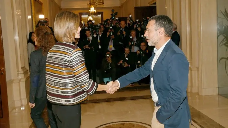 El vicepresidente Laparra saluda a la Reina Letizia.