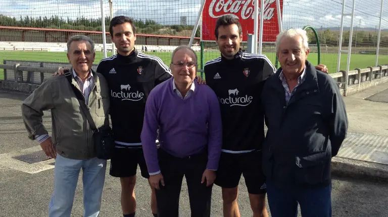 Los hermanos Flaño con tres aficionados en Tajonar.